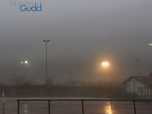 Aureole (Hof) um einen Flutlichtstrahler im Nebel / Aureole around floodlights in fog