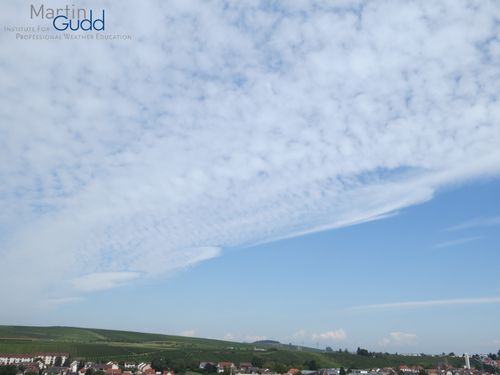 Ac cavum – gleichzeitige Bildung mehrerer Fallstreak holes – natürliche Ursache? (1)